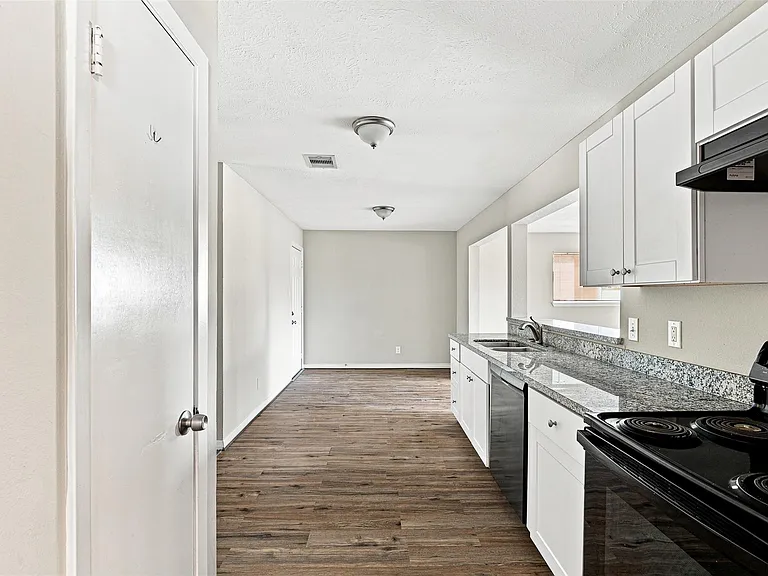 509 Avenue J — Photo 6