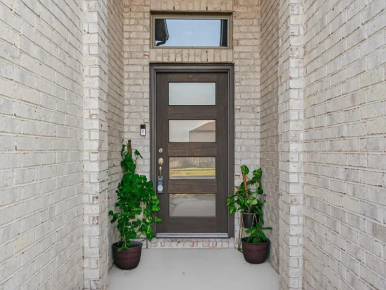 2134 Bluegrass Ln — Photo 2