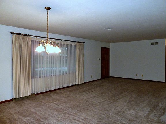 3rd image of 250 Regent Dr