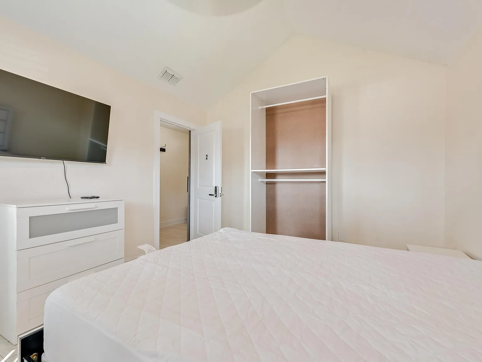 4 bed, 2.0 bath, 1800 sqft, $957 — Photo 2