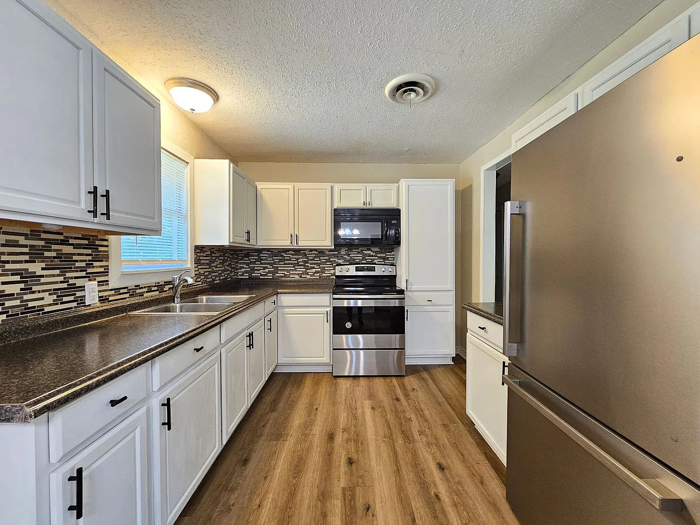 Huge Price Reduction & Ready For Move In - Available Now! — Photo 3