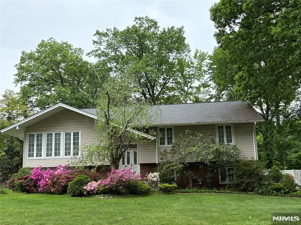 975 Woodland Ave, Oradell, NJ 07649