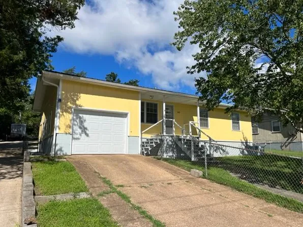 303 Walnut Street, Hollister, MO 65672