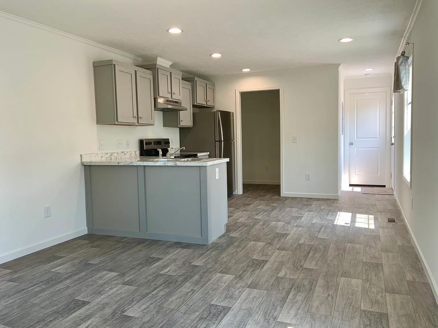 3 bed, 978 sqft, $2,300 — Photo 2