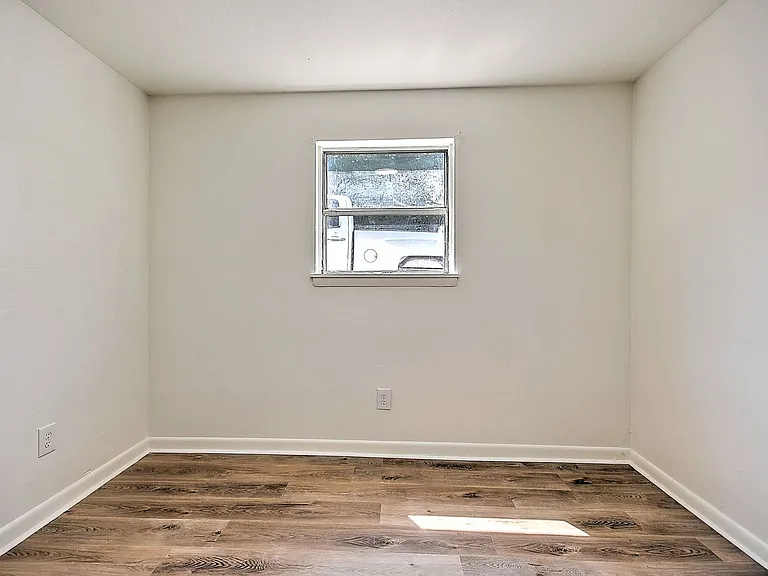 716 W G St — Photo 10