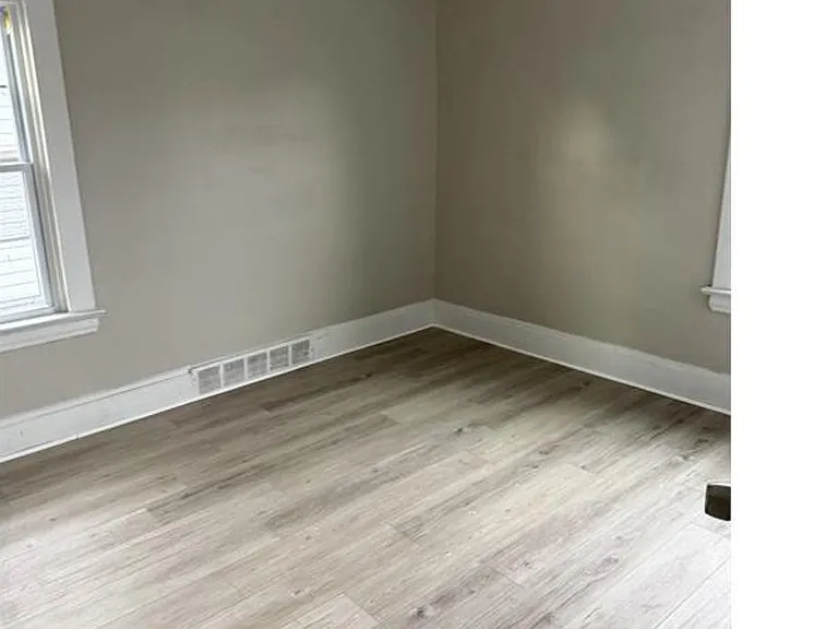 11903 Fairport Ave — Photo 15