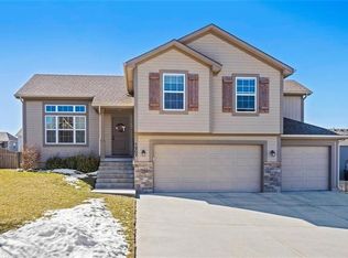 1207 Mission Dr, Raymore, MO 64083