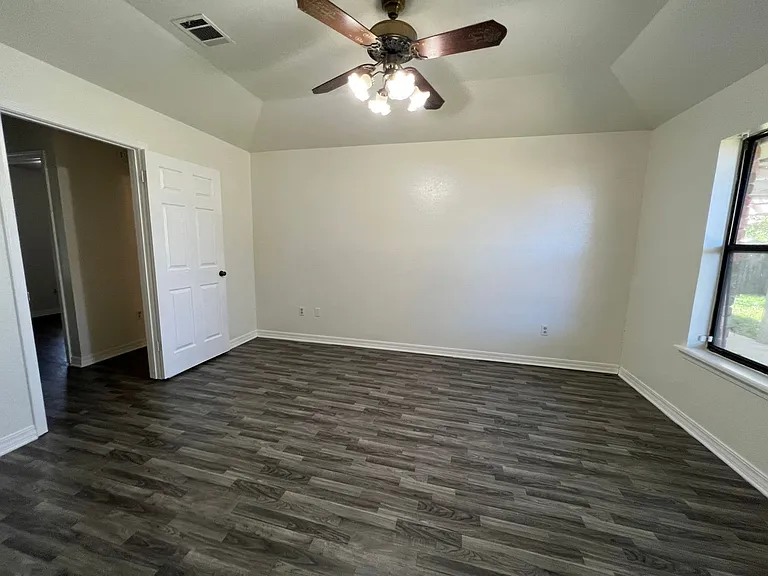 5335 Lauri Ln — Photo 12