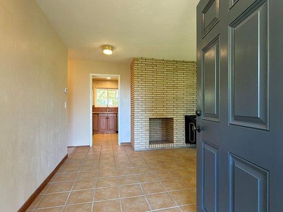 4th image of 275 Cold Springs Rd