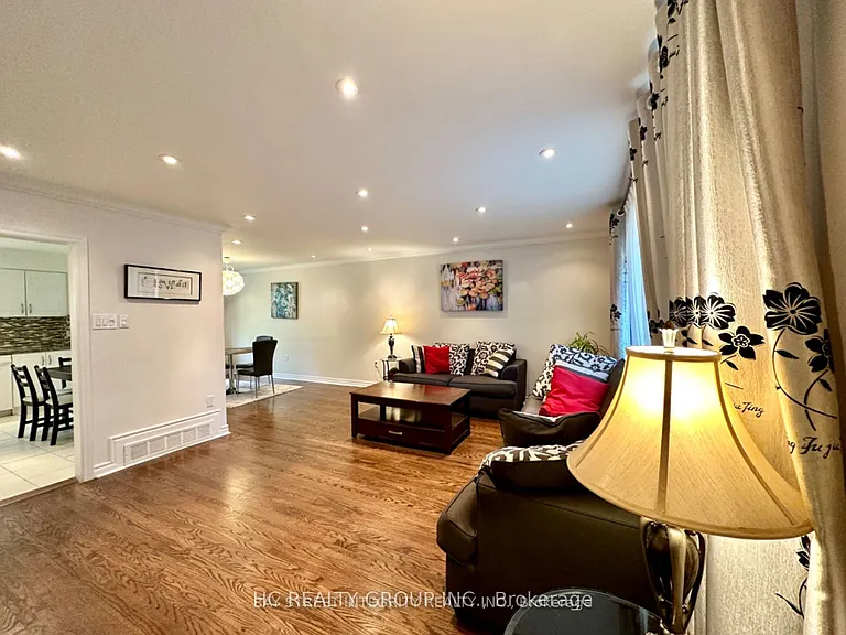 35 Lailey Cres — Photo 2