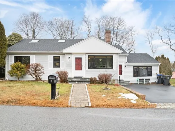 18 Randall Ln, Portsmouth, RI 02871