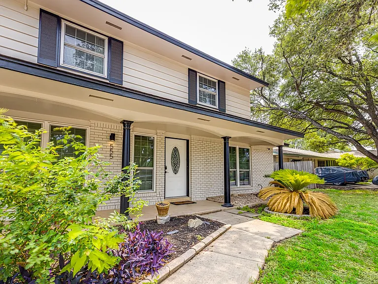 555 Patricia Dr — Photo 3