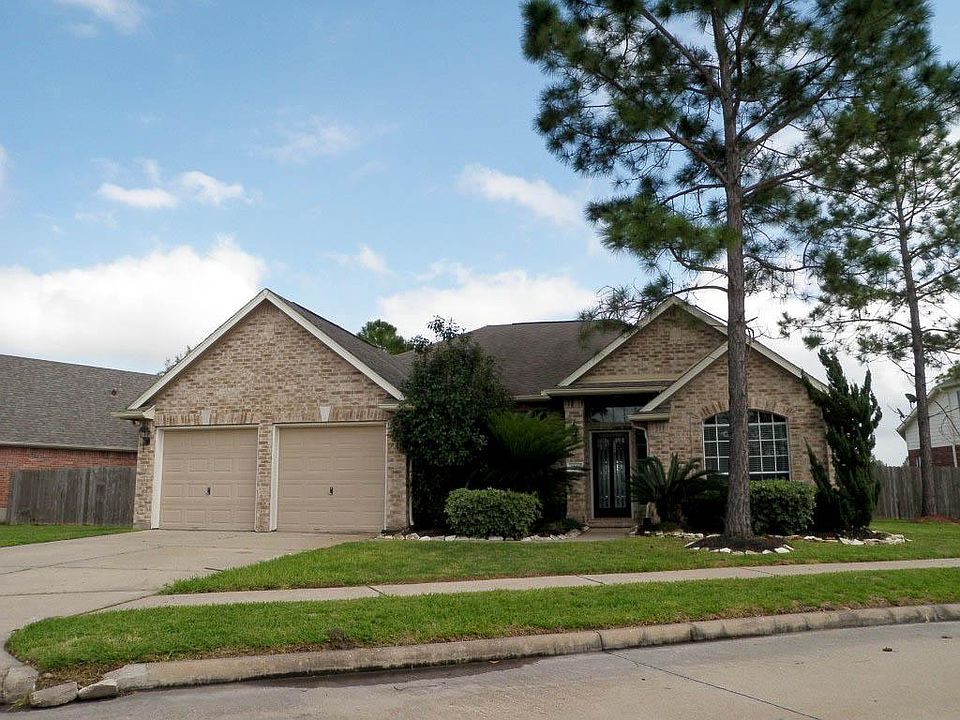 3203 Braesview...set on 0.26/acre golf course lot with water view on the largest lot in Fairway Village at Silverlake!