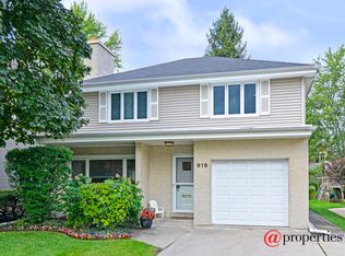 916 Indian Rd, Glenview, IL 60025