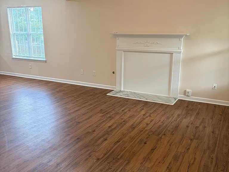 214 Bainbridge Cir — Photo 1