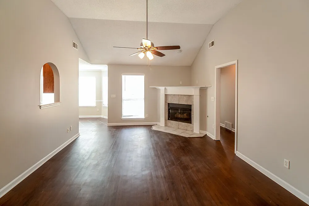 3 bed, 2.0 bath, 1297 sqft, $1,680 — Photo 3