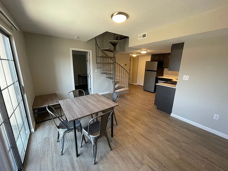 301 E Chalmers St — Photo 18