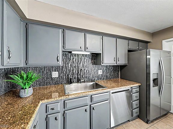 2nd image of 572 Willow Green Dr