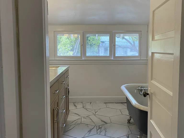 Full bath between upstairs bedrooms