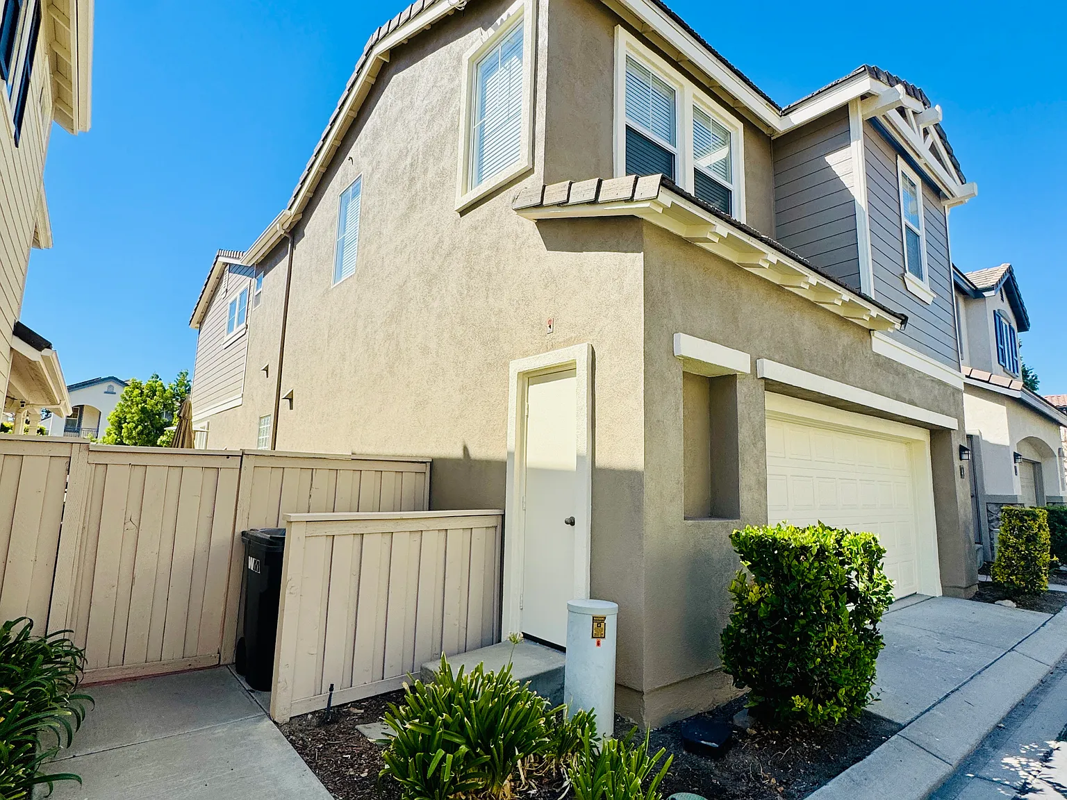 4 bed, 2.5 bath, 2003 sqft, $5,700 — Photo 4