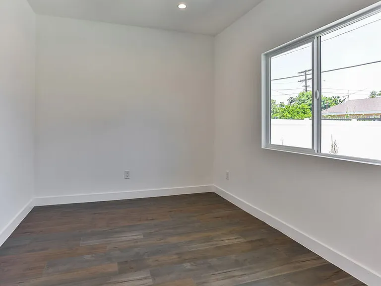 3946 S Budlong Ave #1/2 — Photo 18
