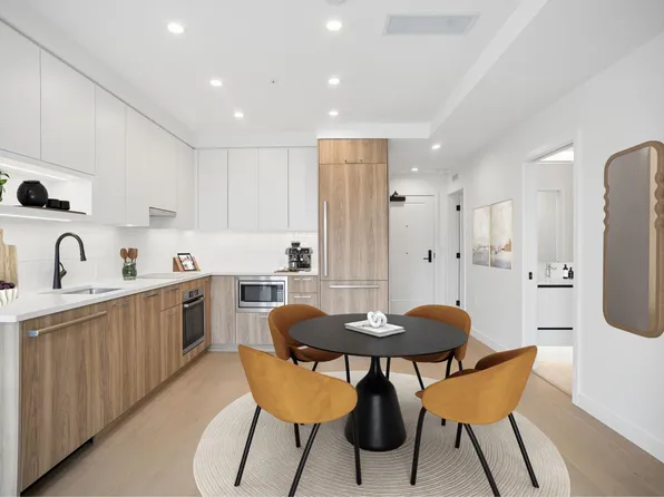 8398 Oak St #208, Vancouver, BC V6P 0L9