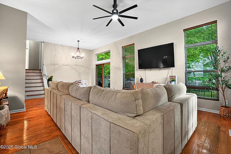 5th image of 324 Meadowlark Drive