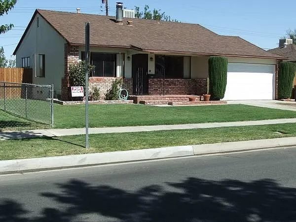 633 W Avenue H8 — Photo 2
