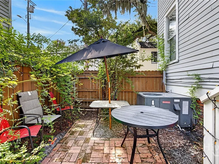 114 W Waldburg St — Photo 41