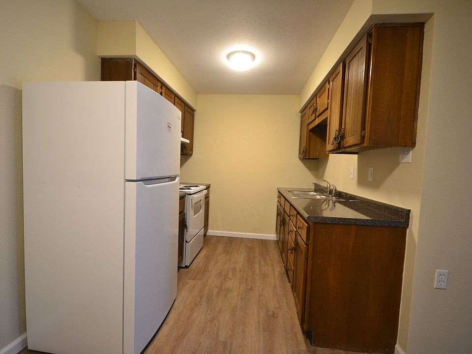 1st image of 710 Elm Dr #5