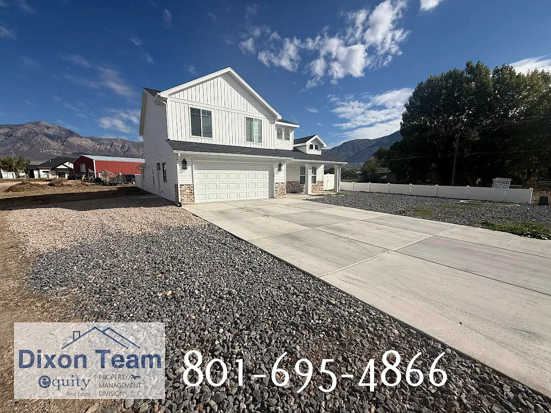 5 bed, 2.5 bath, 2200 sqft, $2,850 — Photo 2