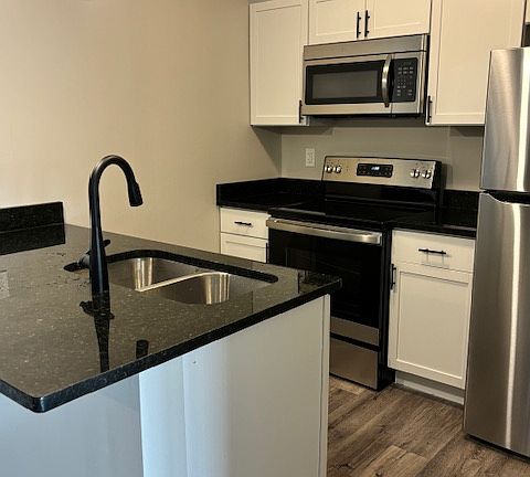 3rd image of 847 S Lake Park Ave APT 23E