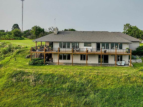 3rd image of 2800 Lakewood Dr