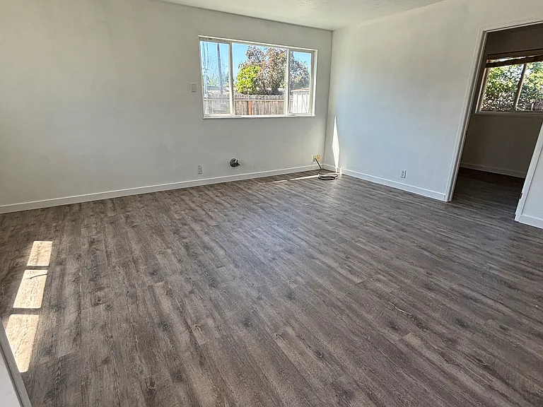 2360 Redwood Ave — Photo 2