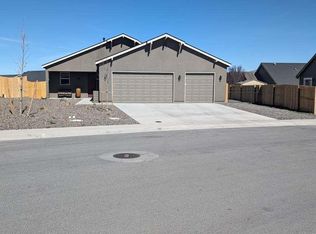 1060 Emerald Way, Fernley, NV 89408