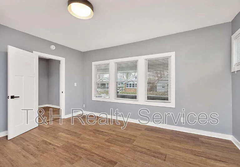 1927 N Dearborn St — Photo 19
