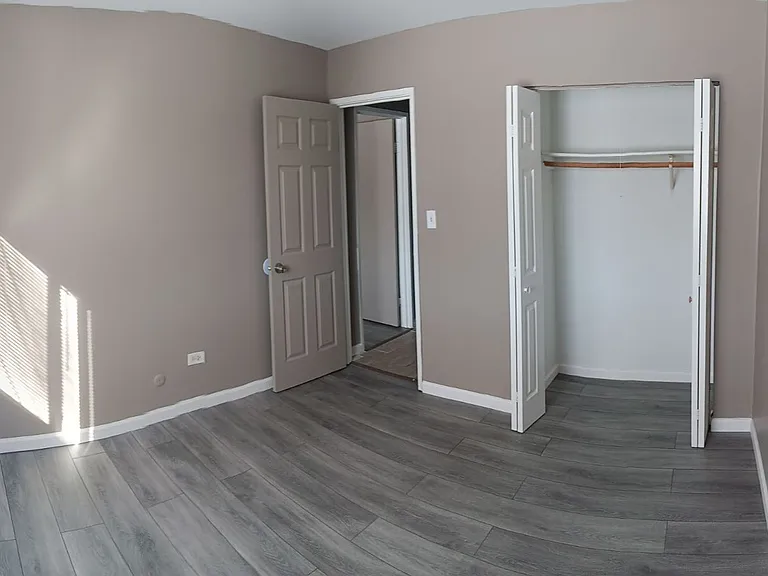 111 Pickwick Dr — Photo 4