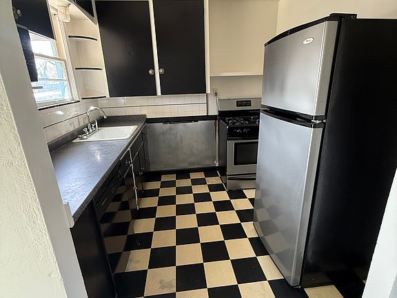 3rd image of 605 1/2 Grove St