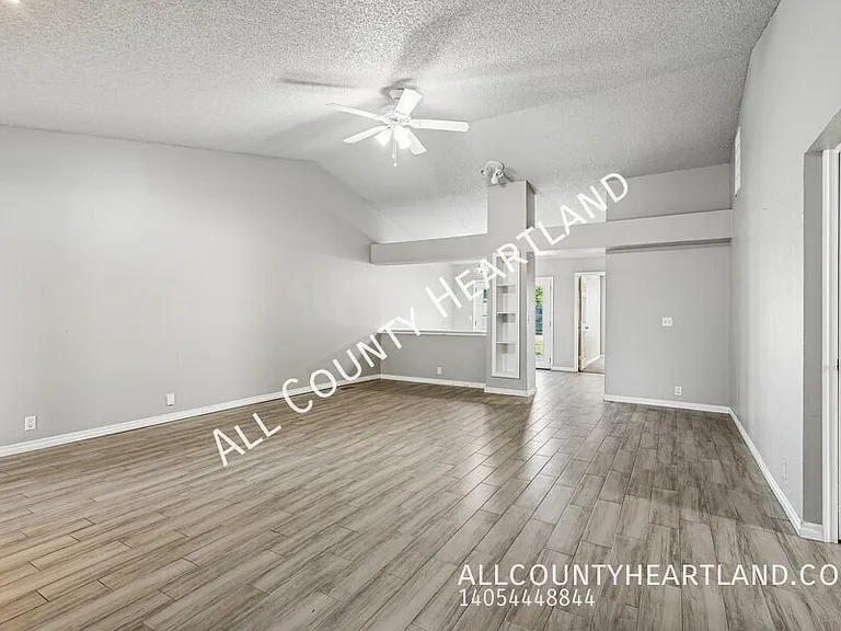217 Cypress Dr — Photo 2
