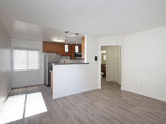 4th image of 5041-5043 Santa Monica Ave #6