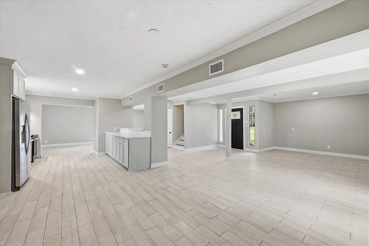3 bed, 2.5 bath, 2704 sqft, $2,500 — Photo 2