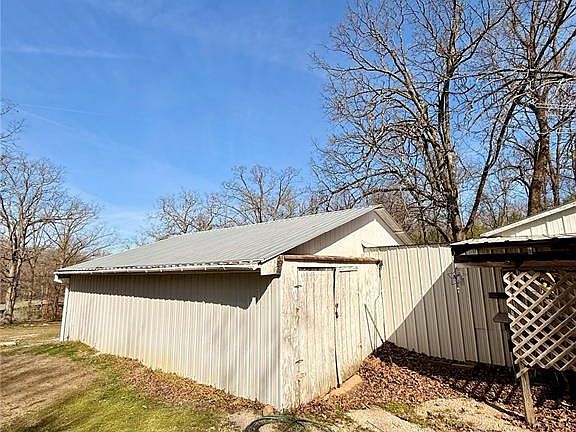 5th image of 145 Beverly Dr