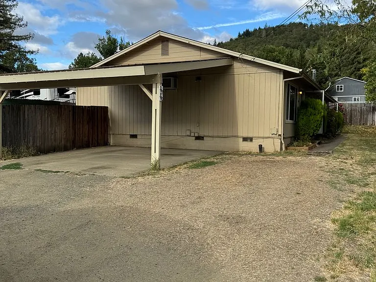 242 Currier Ave — Photo 2