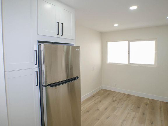 3rd image of 4915 1/2 Del Mar Ave