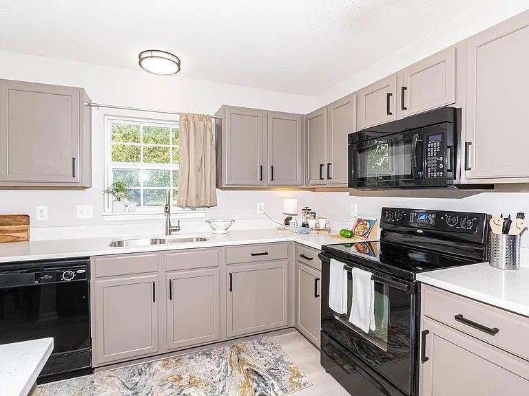 11081 Sanders Dr — Photo 12