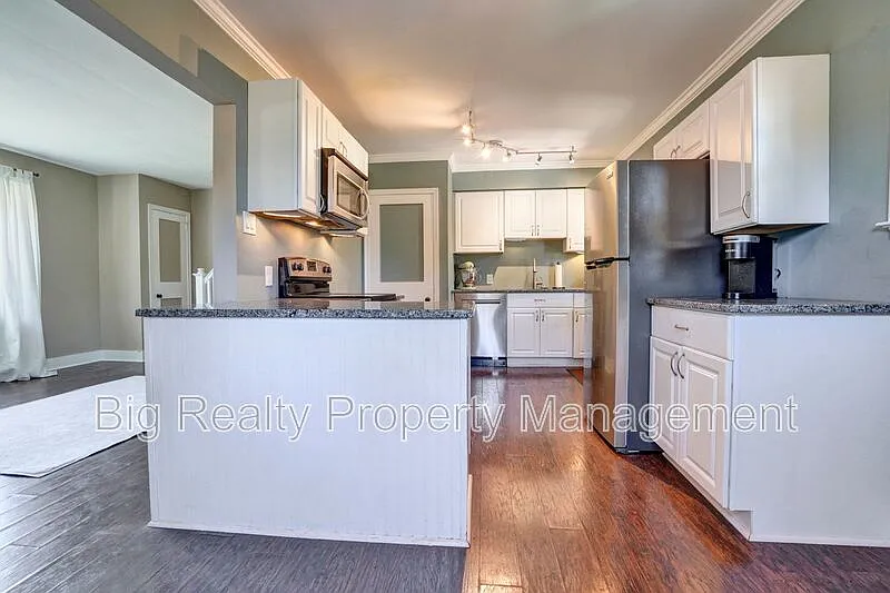 3 bed, 1.0 bath, 874 sqft, $1,900 — Photo 3