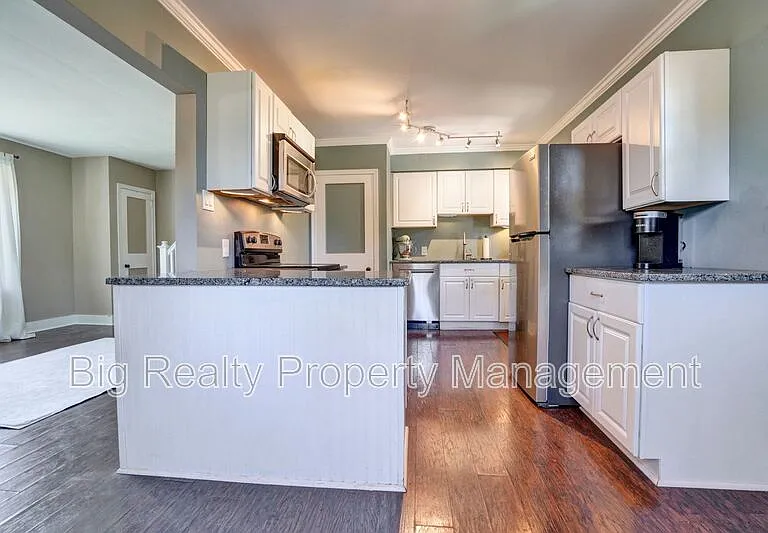 912 Feist Ave — Photo 3