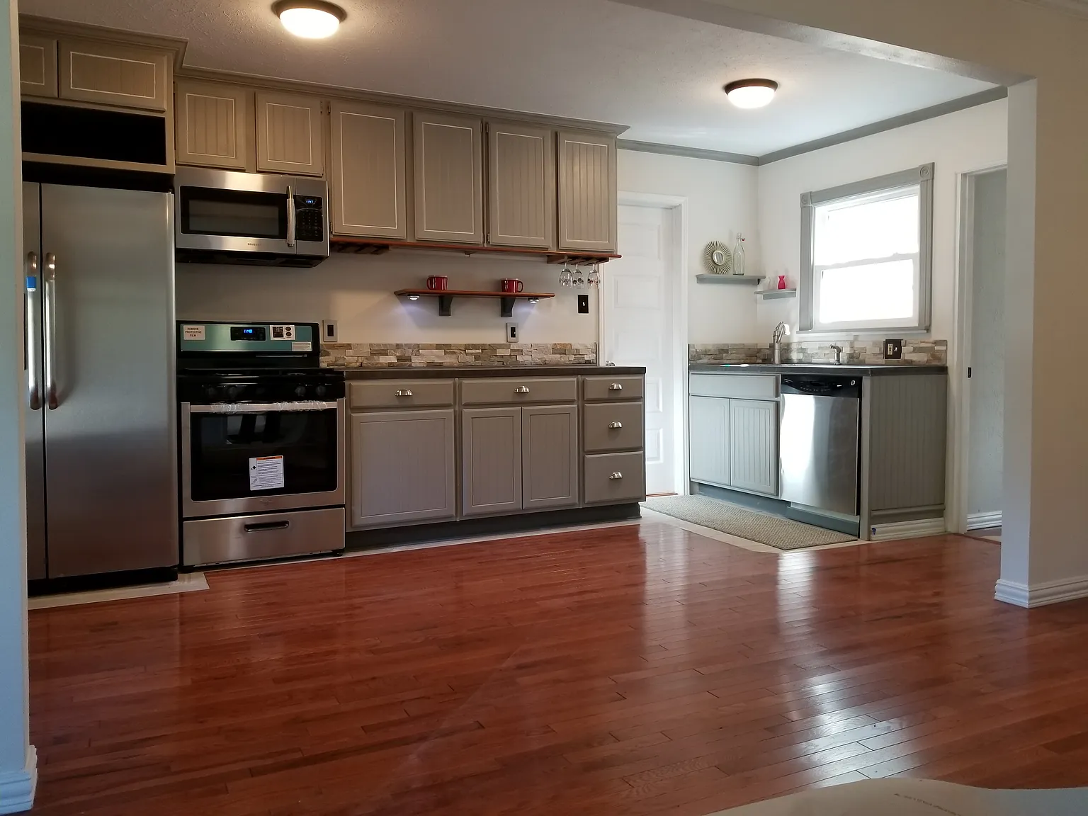 3 bed, 1.5 bath, 1200 sqft, $2,000 — Photo 1