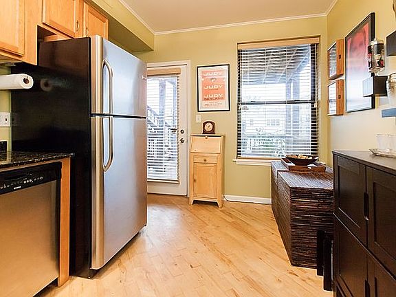 3rd image of 1631 W Columbia Ave #2E