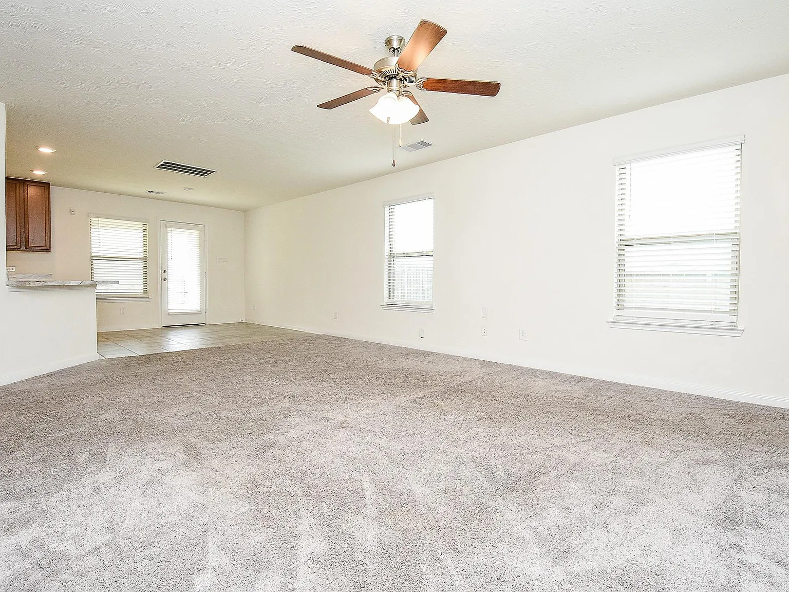 3 bed, 2.5 bath, 1693 sqft, $1,800 — Photo 4
